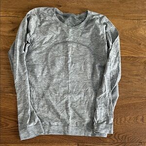 Lulu lemon 🍋 Gray Long Sleeve Shirt